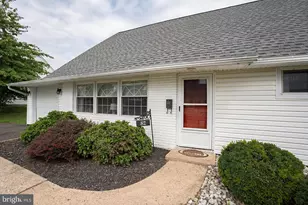 82 Cobalt Ridge Dr E, Levittown, PA 19057 - Photo 2