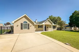27 Violetwood Dr, Levittown, PA 19057 - Photo 2