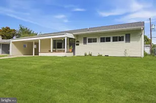 368 Lakeside Dr, Levittown, PA 19054 - Photo 2