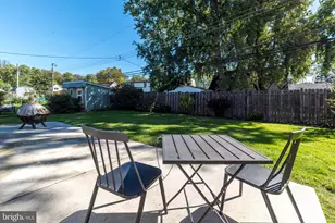 28 Inlet Rd, Levittown, PA 19057 - Photo 8