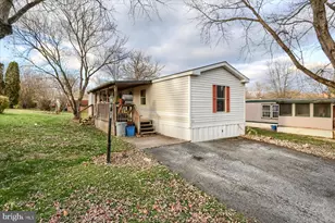 21 Walnut Ln, Carlisle, PA 17015 - Photo 2