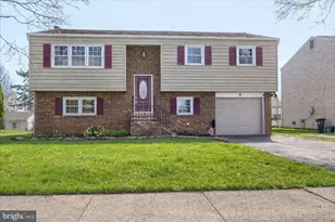 8 Edgewood Dr, Mechanicsburg, PA 17055 - Photo 1