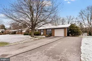 897 Emily Dr, Mechanicsburg, PA 17055 - Photo 2