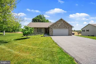 100 Garfield Dr, Carlisle, PA 17015 - Photo 2