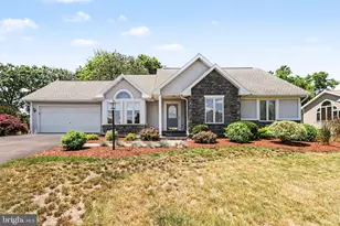 32 Teaberry Dr, Carlisle, PA 17015 - Photo 2