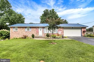 545 Boxwood Ln, Carlisle, PA 17015 - Photo 2