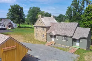 87 Brownstone Ln, Elverson, PA 19520 - Photo 2