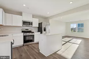 15 Rose Gln Ct, Coatesville, PA 19320 - Photo 2