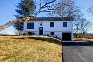 102 Valley Green Dr, Coatesville, PA 19320 - Photo 2