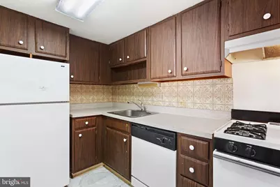 318 Old Forge Xing #318, Devon, PA 19333 - Photo 8