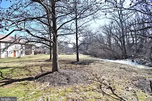 613 Washington Pl, Chesterbrook, PA 19087 - Photo 2