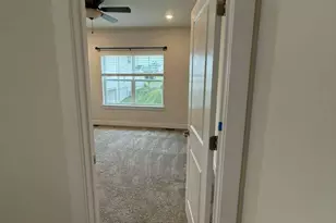 704 Peony Ln, Spring City, PA 19475 - Photo 2