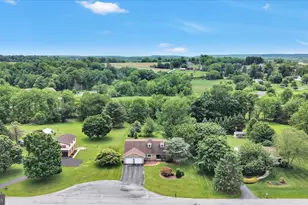 100 Lakeview Dr, Elverson, PA 19520 - Photo 2