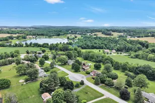 100 Lakeview Dr, Elverson, PA 19520 - Photo 4
