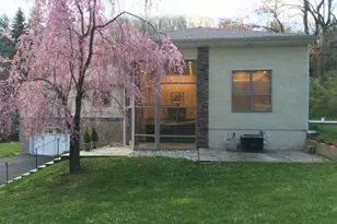 215 Oakwood Ln, Phoenixville, PA 19460 - Photo 2