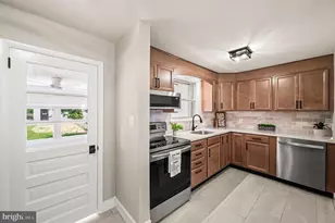 1024 W Bridge St, Phoenixville, PA 19460 - Photo 2
