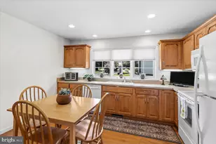 13 Parkside Dr, Elverson, PA 19520 - Photo 2