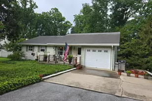 102 Garnet Ln, Coatesville, PA 19320 - Photo 2