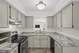 16 Oak St, Phoenixville, PA 19460 - Photo 2