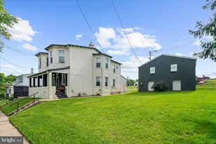 825 Maple Ave, Phoenixville, PA 19460 - Photo 2