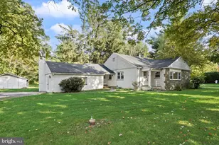 804 Forest Ln, Malvern, PA 19355 - Photo 2