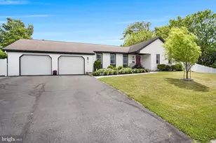 1098 Hillview Ln, Hershey, PA 17033 - Photo 4