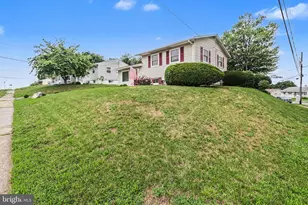 1000 Scenery Dr, Harrisburg, PA 17109 - Photo 2