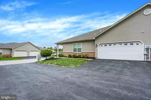 182 Meadowview Dr, Harrisburg, PA 17111 - Photo 1
