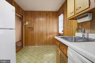 933 Bedford Ave, Collingdale, PA 19023 - Photo 6