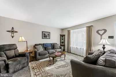 708 Heather Ln, Aston, PA 19014 - Photo 2