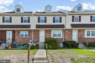 15 Colonial Cir, Aston, PA 19014 - Photo 2