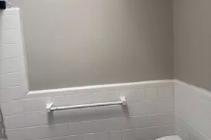 33 Mermont Cir, Darby, PA 19023 - Photo 6