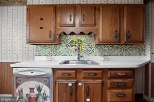 71 S Harwood Ave, Upper Darby, PA 19082 - Photo 6