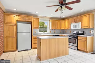 2916 Larkspur Ln, Secane, PA 19018 - Photo 6