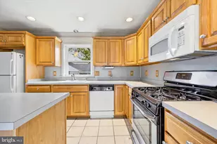 2916 Larkspur Ln, Secane, PA 19018 - Photo 8
