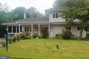 105 Robin Hood Ln, Aston, PA 19014 - Photo 1