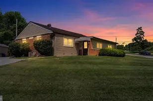 2220 Baldwin Run Dr, Aston, PA 19014 - Photo 2