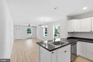 12 Market Ln, Marcus Hook, PA 19061 - Photo 4