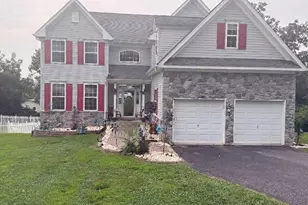 702 Carriage Cir, Upper Chichester, PA 19014 - Photo 2