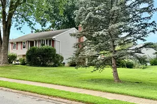 172 Blackthorne Ln, Aston, PA 19014 - Photo 2