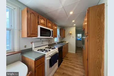 50 E Knowles Avenue, Glenolden, PA 19036 - Photo 2