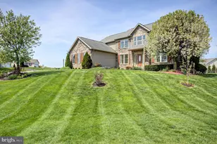1223 E Pebblebrook Dr, Greencastle, PA 17225 - Photo 4