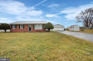 108 Hoke Dr, Chambersburg, PA 17202 - Photo 2