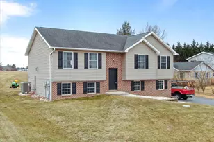 1674 Hammond Dr, Chambersburg, PA 17201 - Photo 2