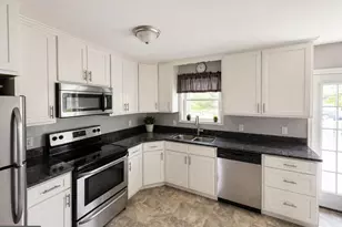 1577 Streamside Dr, Chambersburg, PA 17202 - Photo 4