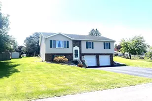 1572 Buttercup Dr, Chambersburg, PA 17202 - Photo 1