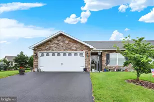 261 Matthew Dr, Chambersburg, PA 17201 - Photo 2