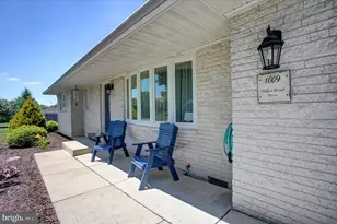 1009 Willowbrook Dr, Chambersburg, PA 17202 - Photo 4