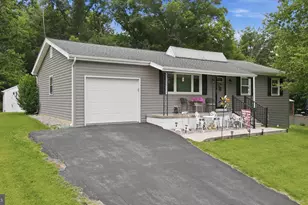 560 Wile Cir, Fayetteville, PA 17222 - Photo 2