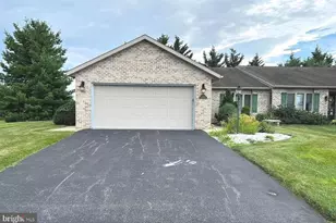 364 Phoenix Dr, Chambersburg, PA 17201 - Photo 1